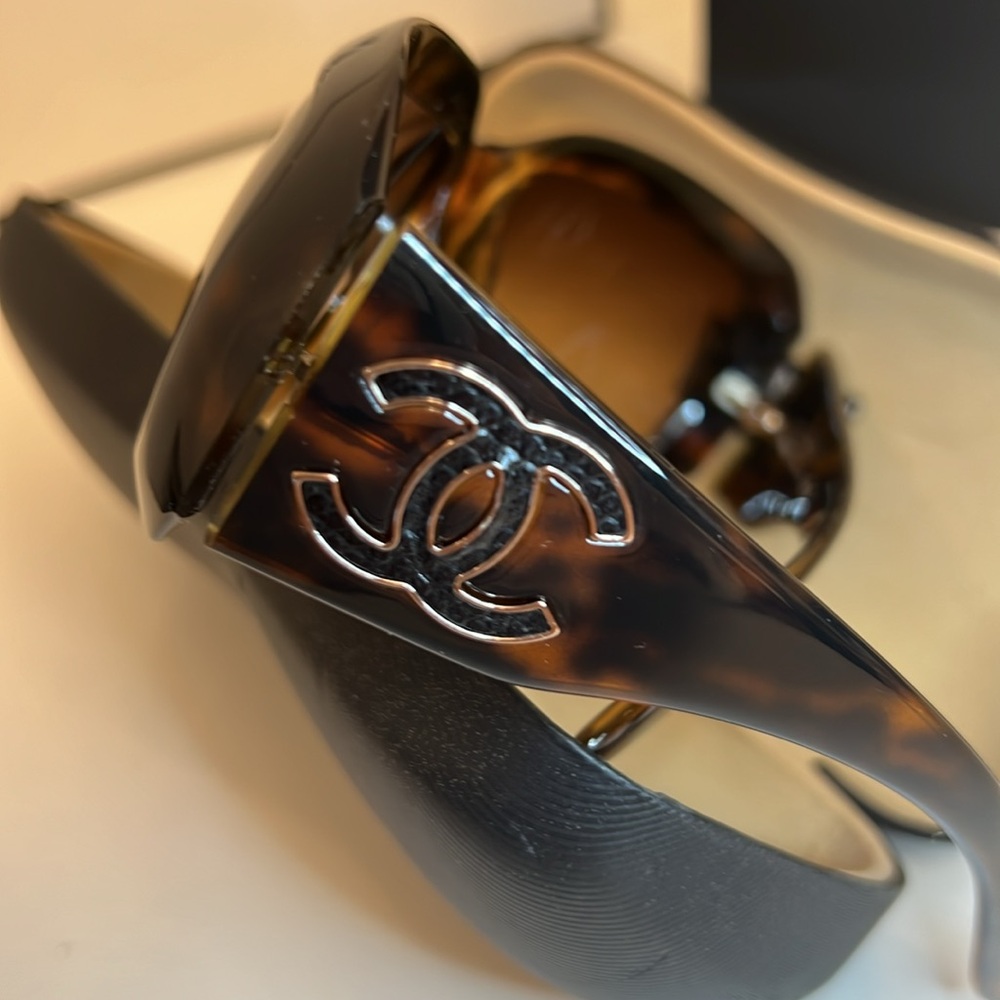 CHANEL sunglasses Comes with Case - Picture 11 of 11